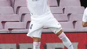 Sergio Ramos señala su dorsal en la celebración de su gol en El Clásico