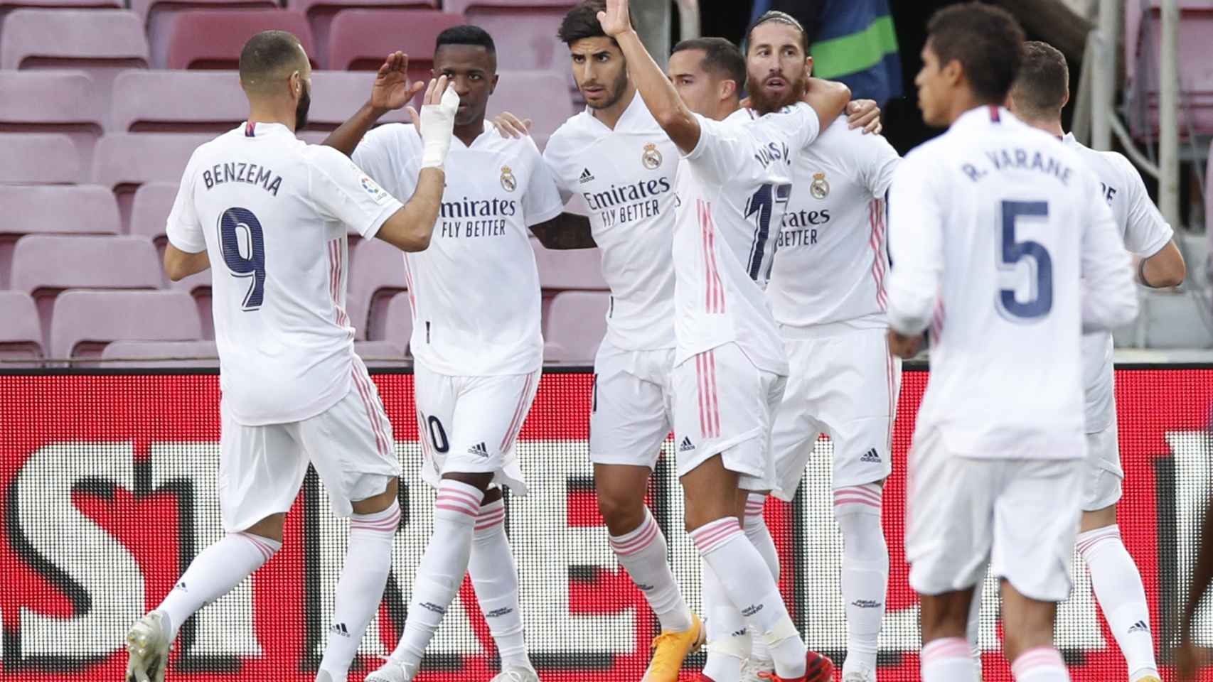 Piña de los jugadores del Real Madrid para celebrar el gol de Sergio Ramos en El Clásico