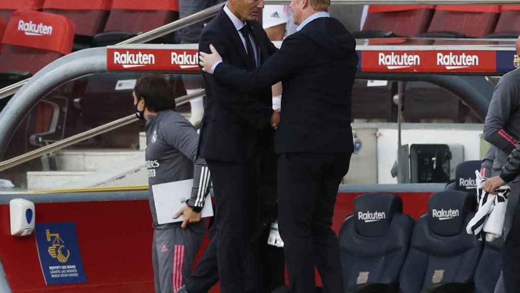 Saludo entre Zidane y Koeman tras acabar El Clásico