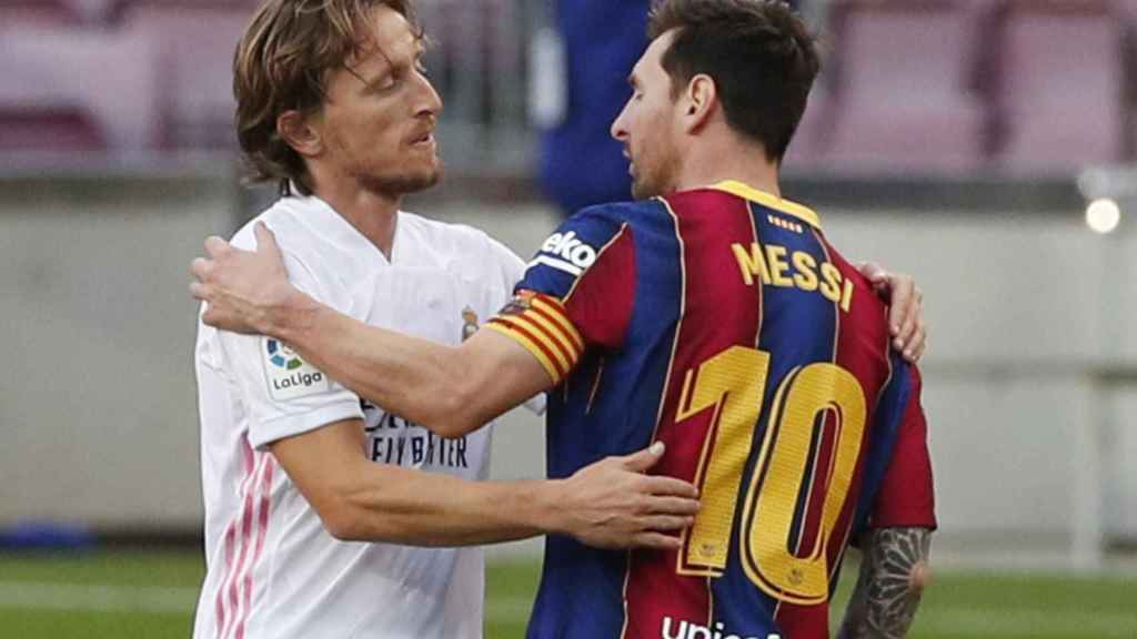 Saludo de Luka Modric y Leo Messi después de El Clásico