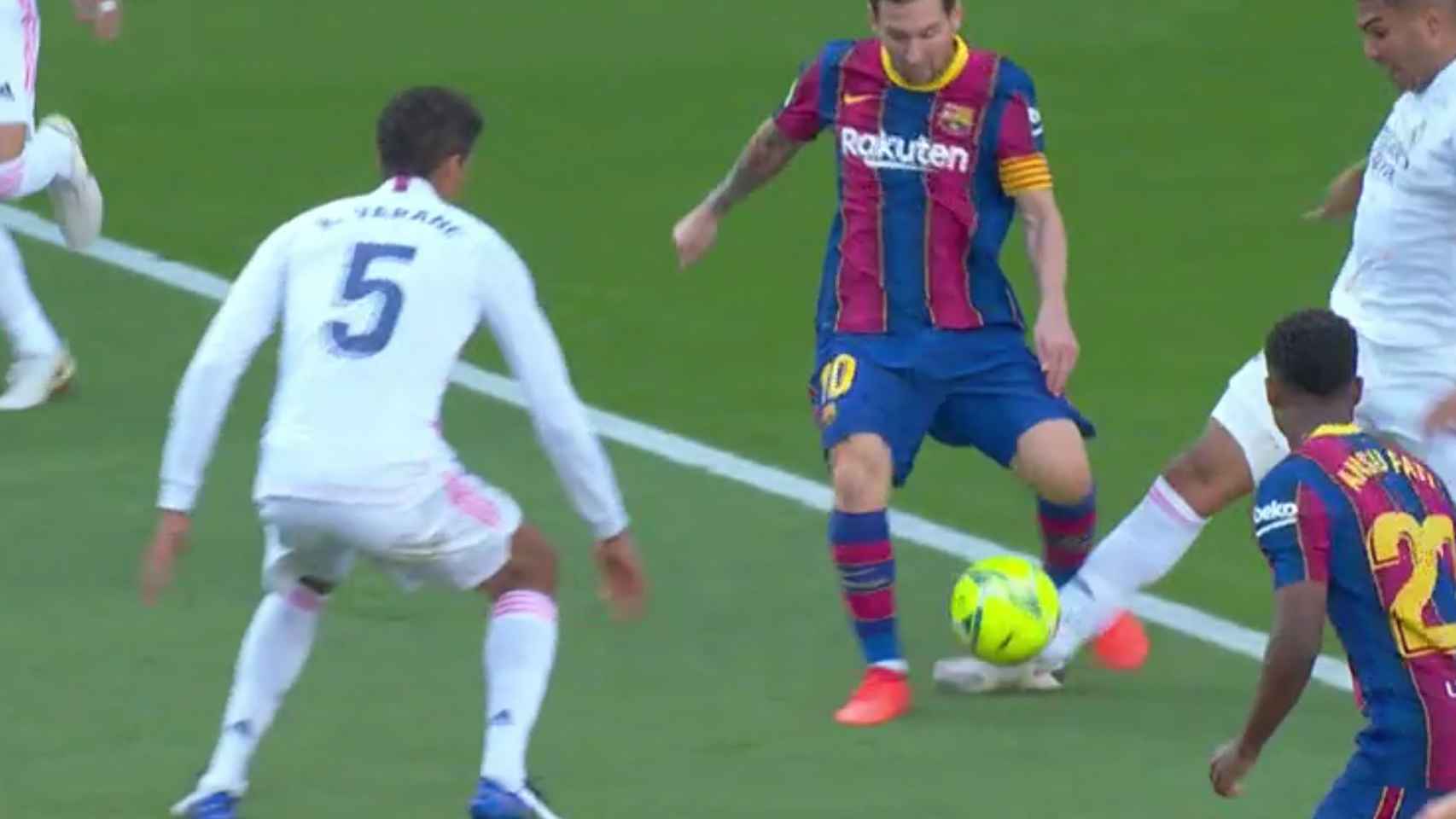 Messi pidió penalti de Casemiro pero el brasileño había tocado balón