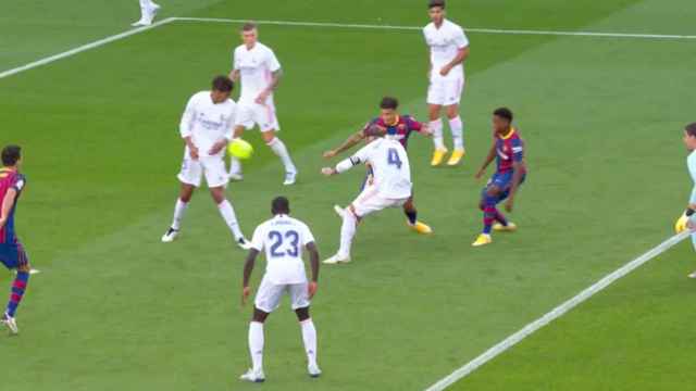 El Barça pidió penalti de Varane