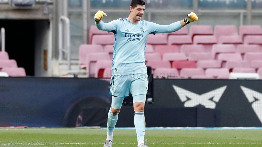 Courtois celebra un gol del Real Madrid
