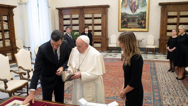 El Papa Francisco , junto a Pedro Sánchez y su mujer, Begoña Gómez.