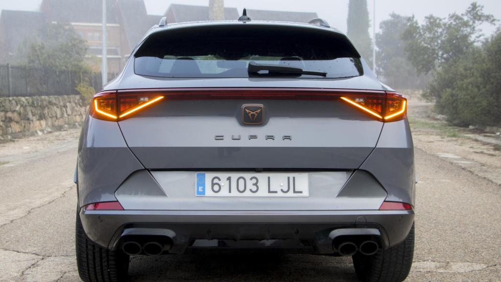 Como curiosidad Cupra ha decidido no incluir el nombre del modelo en el portón.