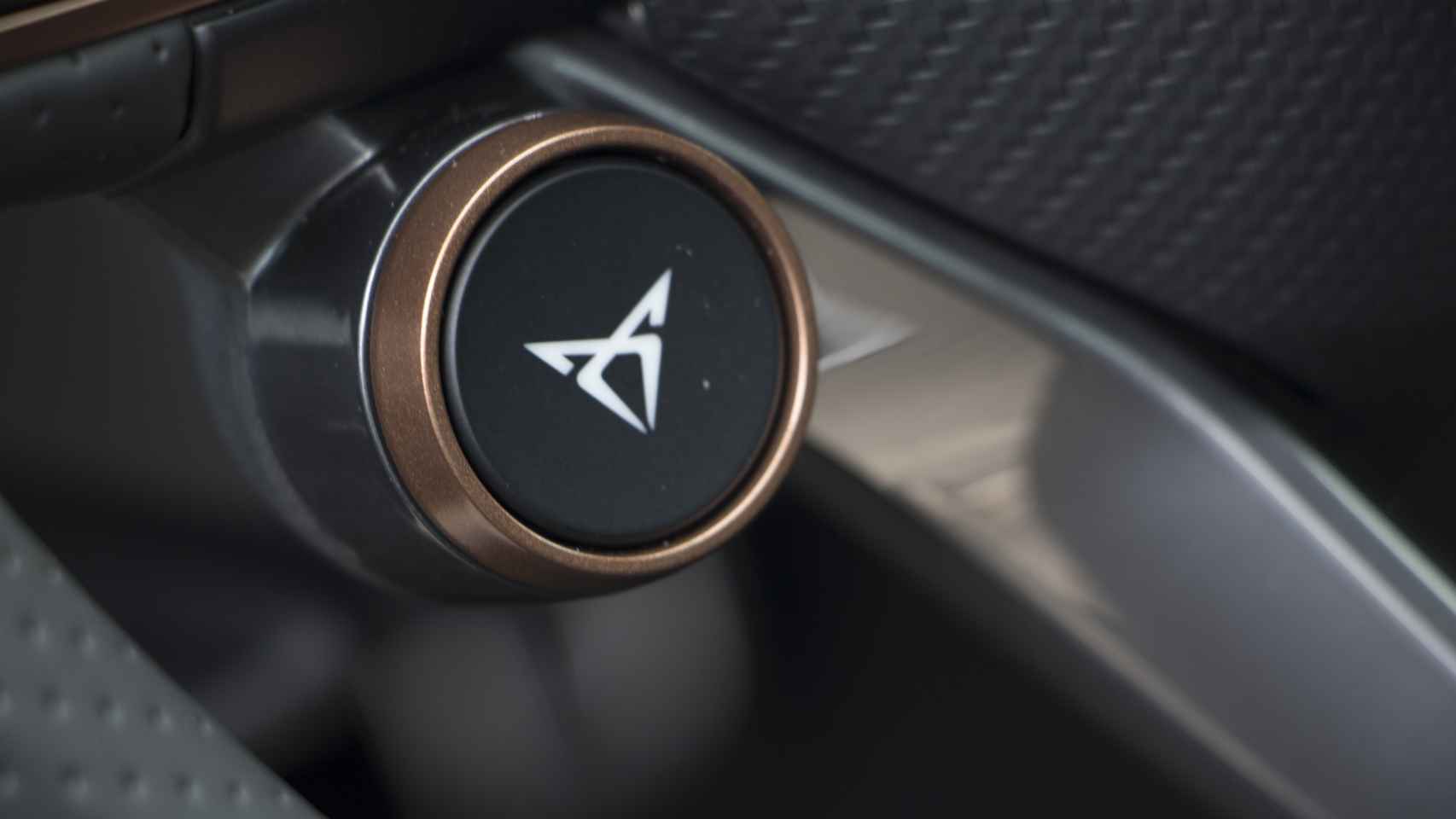 Este botón cambia el comportamiento del coche.