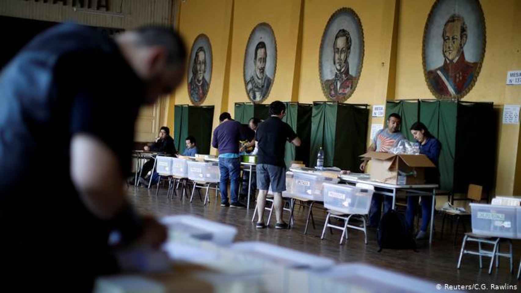 Un hombre vota en las elecciones presidenciales de Chile de 2017.