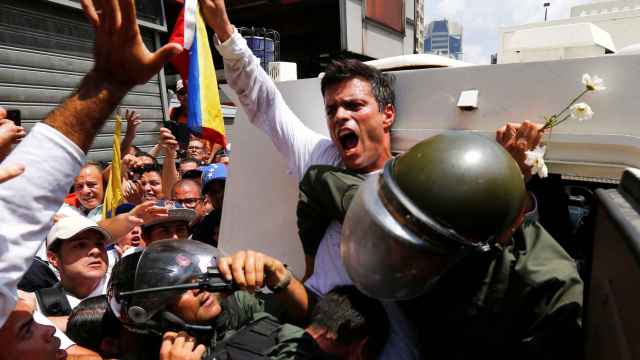 Leopoldo López siendo arrestado en las protestas de febrero de 2014.