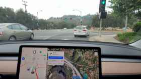 Tesla conduciendo en modo autónomo