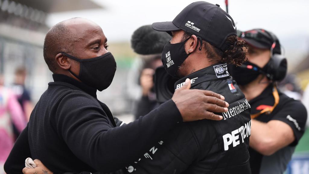 Lewis Hamilton abraza a su padre, Anthony Hamilton