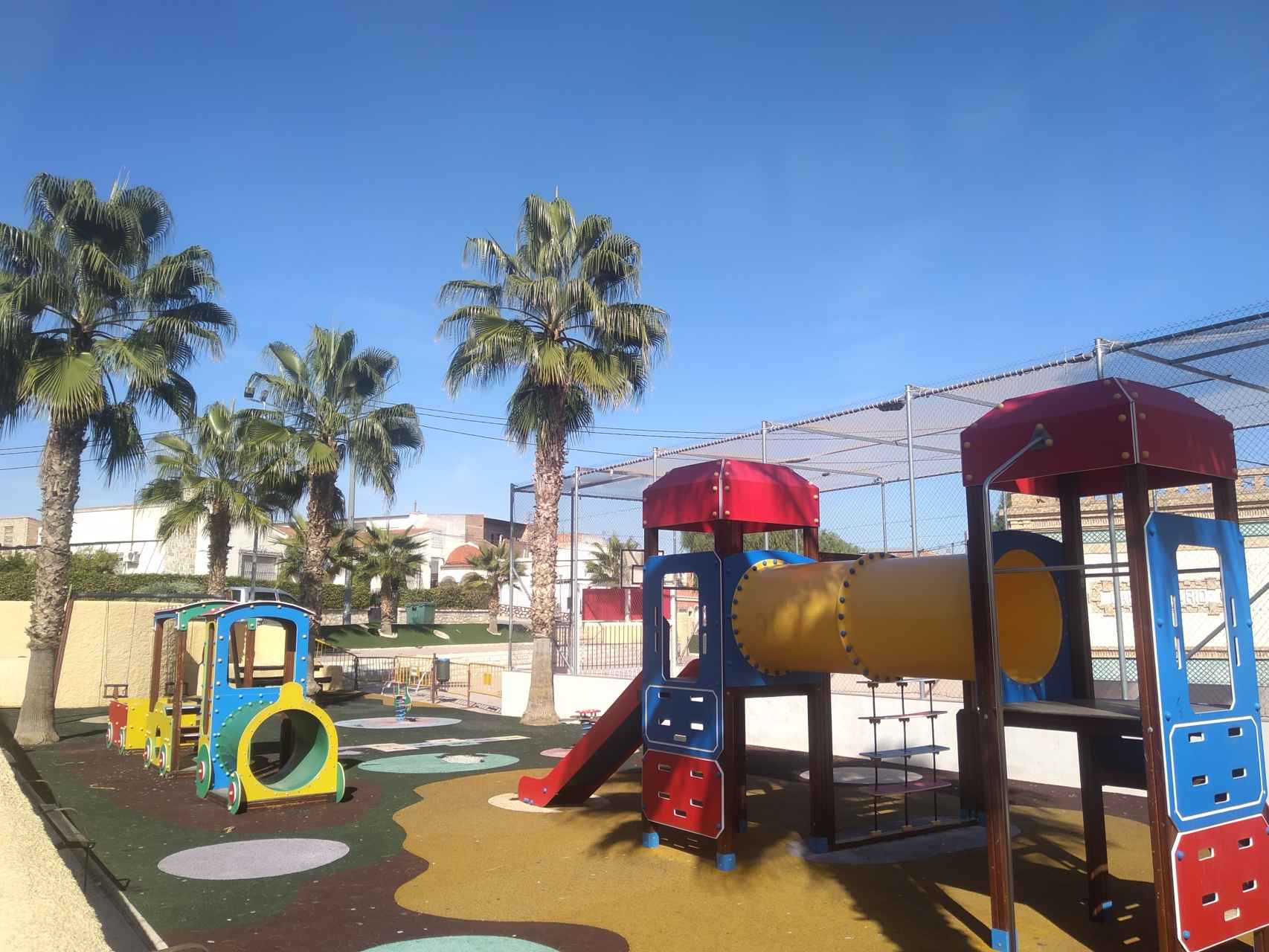 Un parque infantil cerrado en Campos del Río para evitar nuevos contagios.