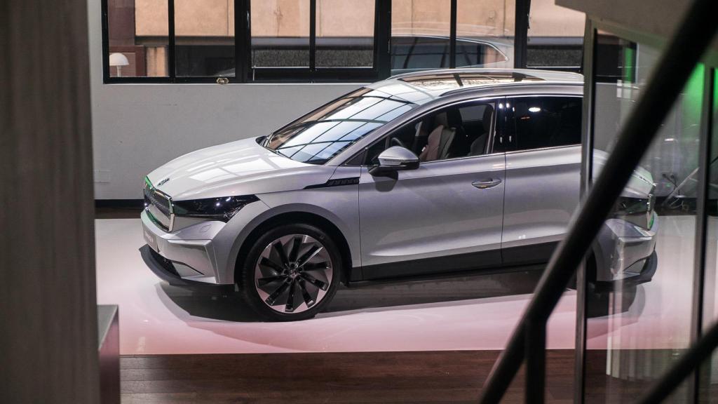 El nuevo Skoda Enyaq iV es un SUV grande 100% eléctrico.