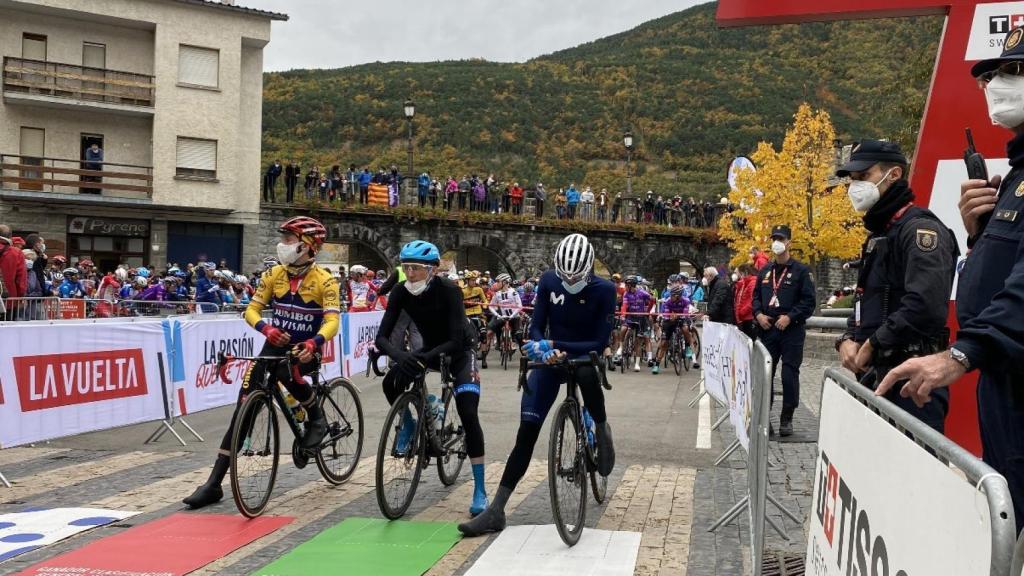 Enric Mas junto a Dan Martin y Roglic