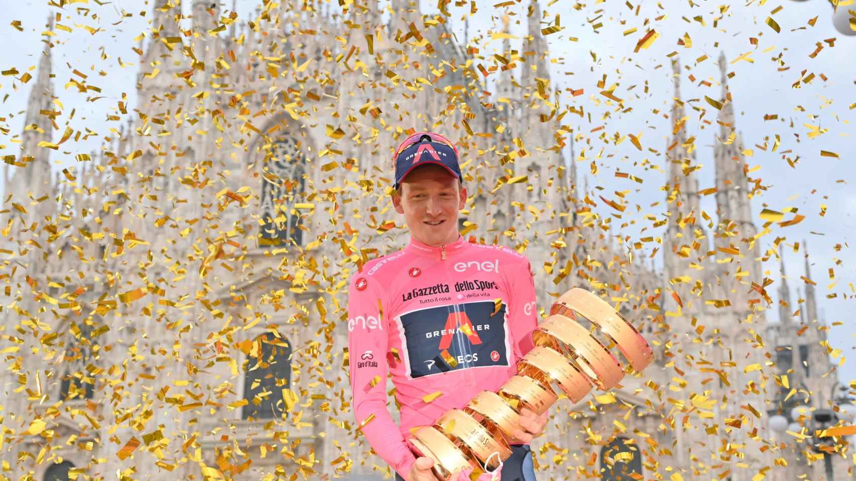 Tao Geoghegan Hart celebra su victoria en el Giro de Italia 2020