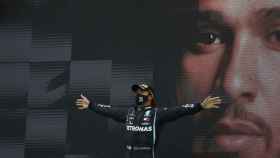 Lewis Hamilton celebra su victoria en el Gran Premio de Portugal de Fórmula 1