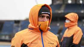 Carlos Sainz, abrigado ante el frío