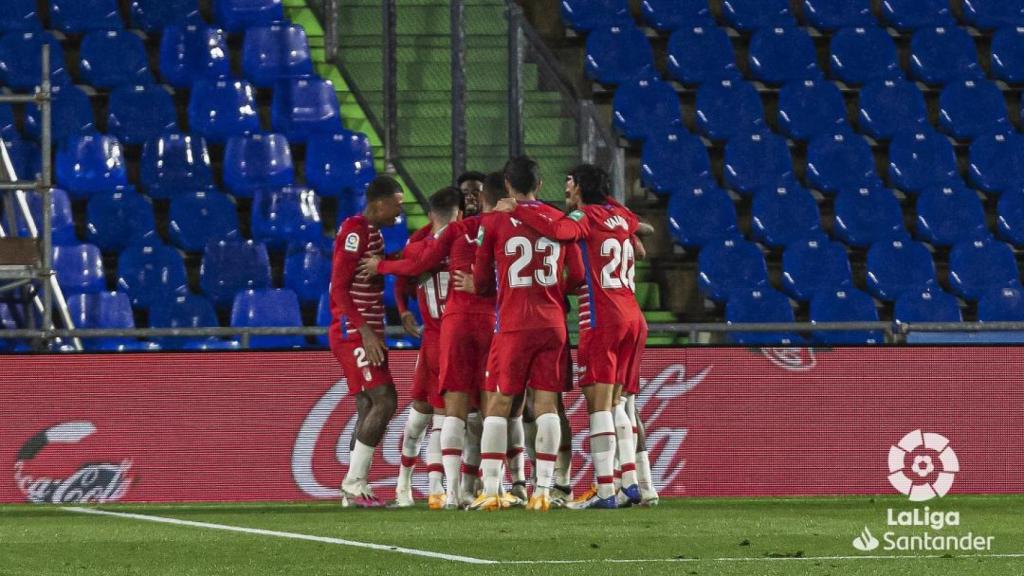 Piña de los jugadores del Granada para celebrar el gol ante el Getafe en la temporada 2020/2021