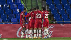 Piña de los jugadores del Granada para celebrar el gol ante el Getafe en la temporada 2020/2021