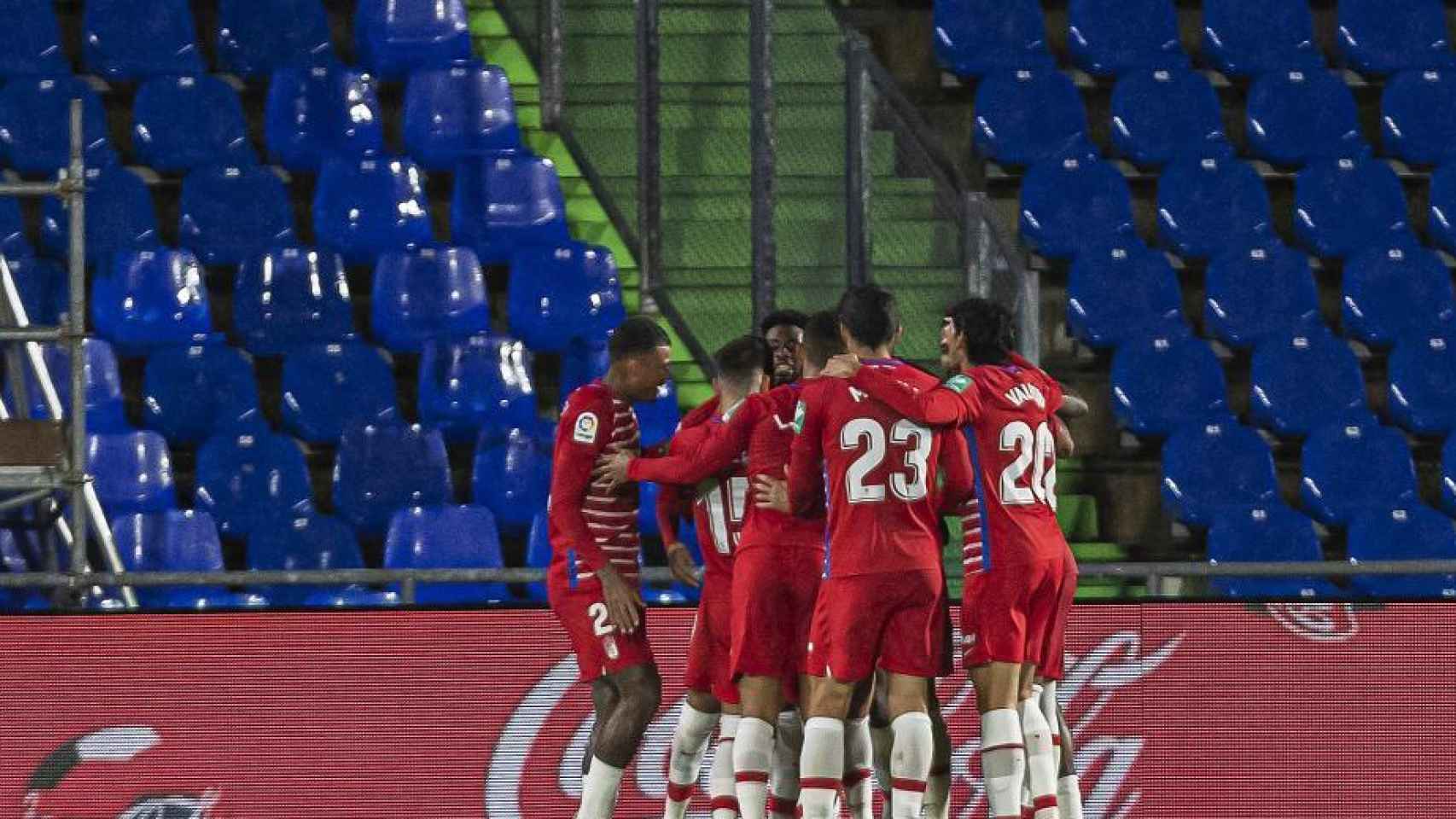 Piña de los jugadores del Granada para celebrar el gol ante el Getafe en la temporada 2020/2021