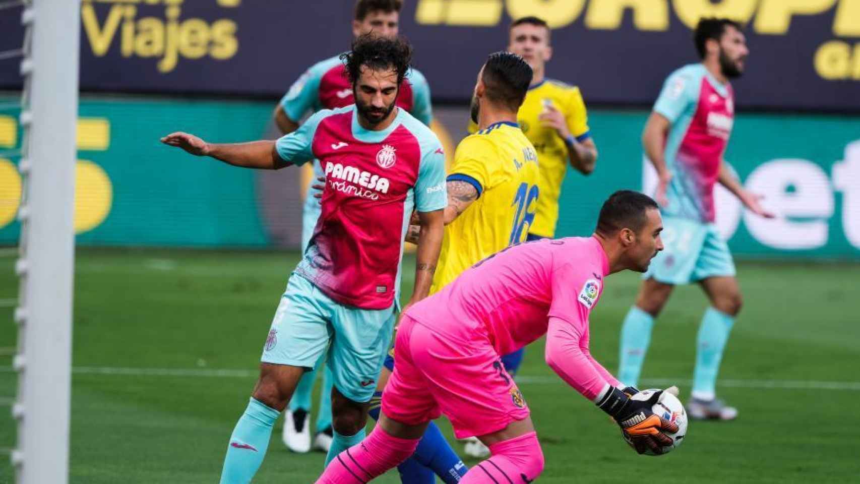 Negredo ante Asensio y Albiol, en el Cádiz - Villarreal de la jornada 7 de La Liga