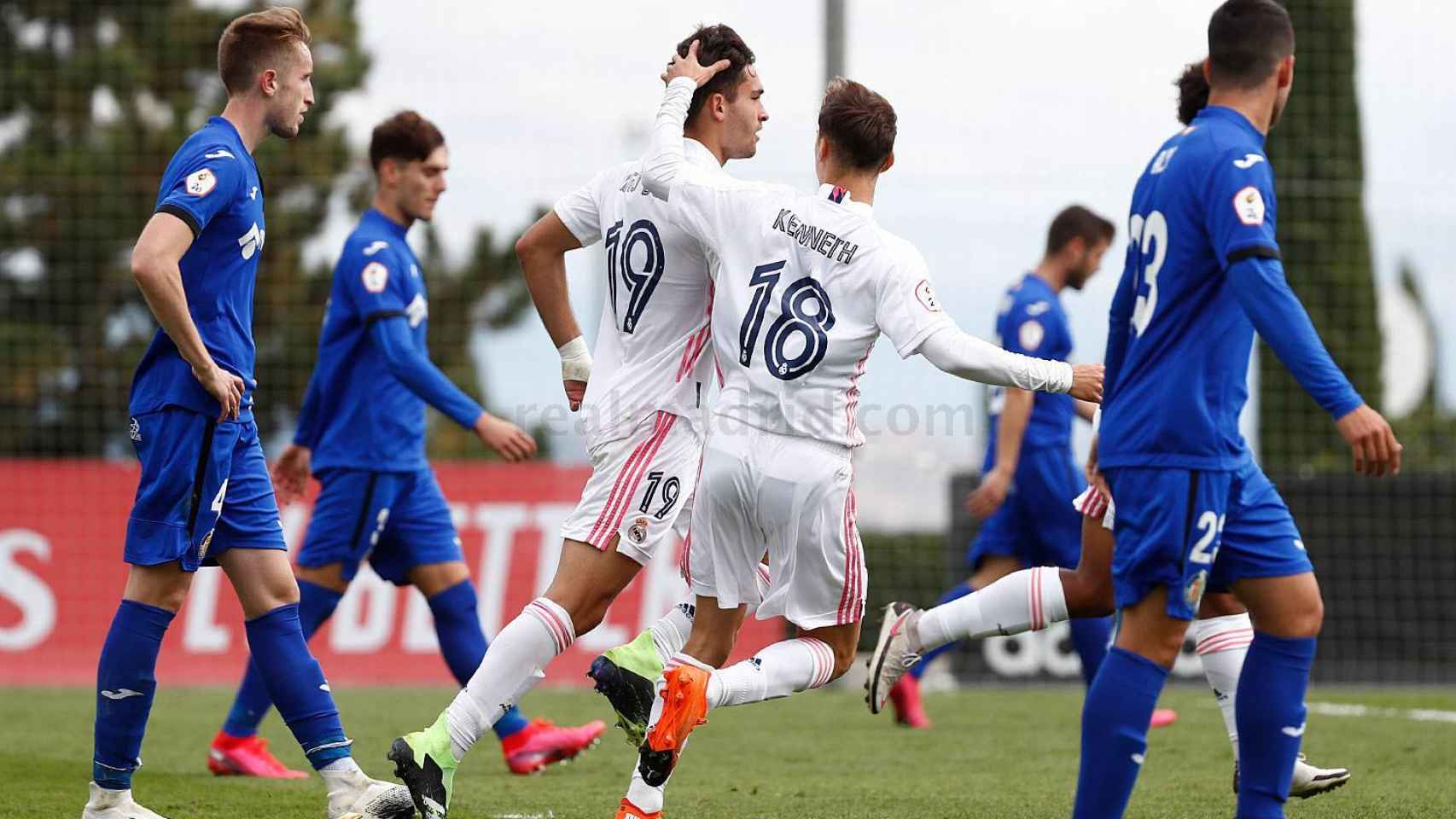 Hugo Duro y Kenneth Soler celebran el gol del Real Madrid Castilla ante el Getafe B
