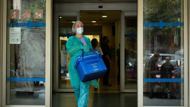 Una profesional sanitaria sale del Centro Atención Primaria de Manso de Barcelona.