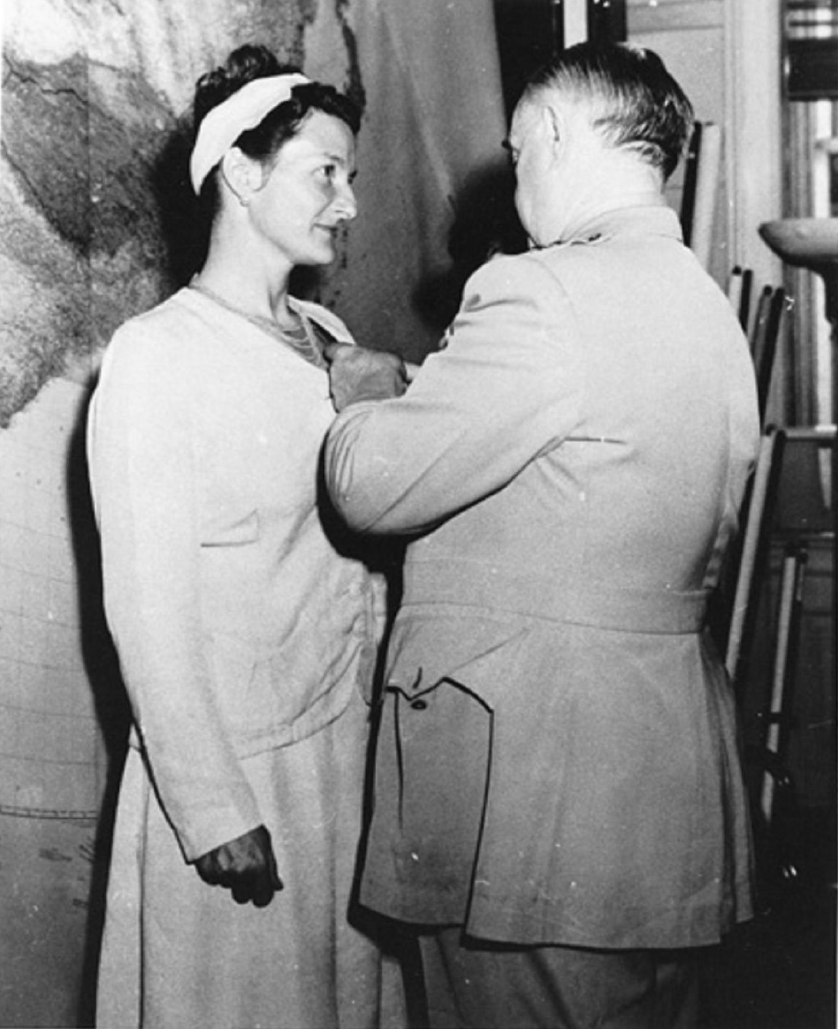 Virginia Hall, única mujer civil en la Segunda Guerra Mundial condecorada con la Cruz por Servicio Distinguido.