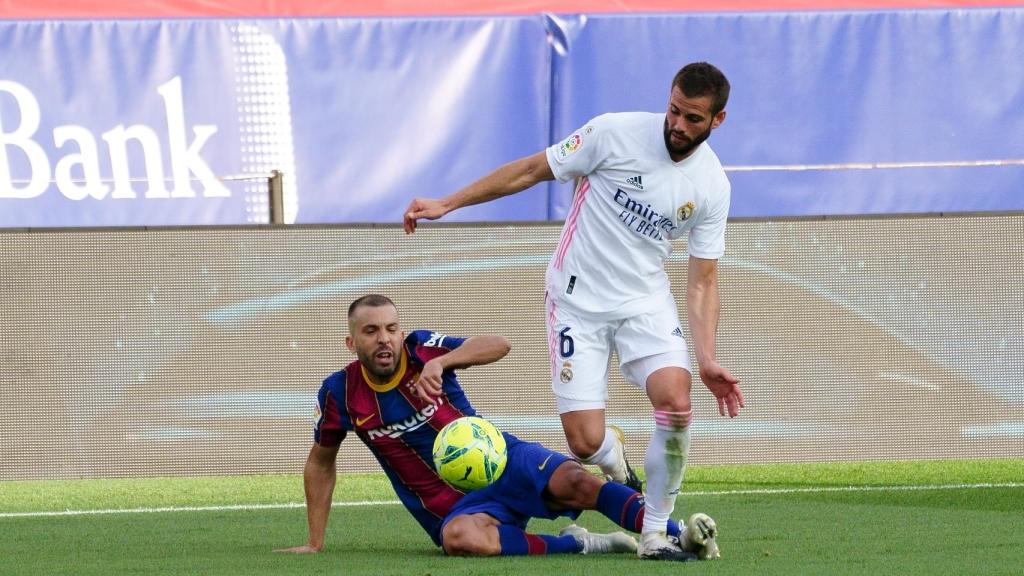 Nacho Fernández supera a Jordi Alba en El Clásico del Camp Nou