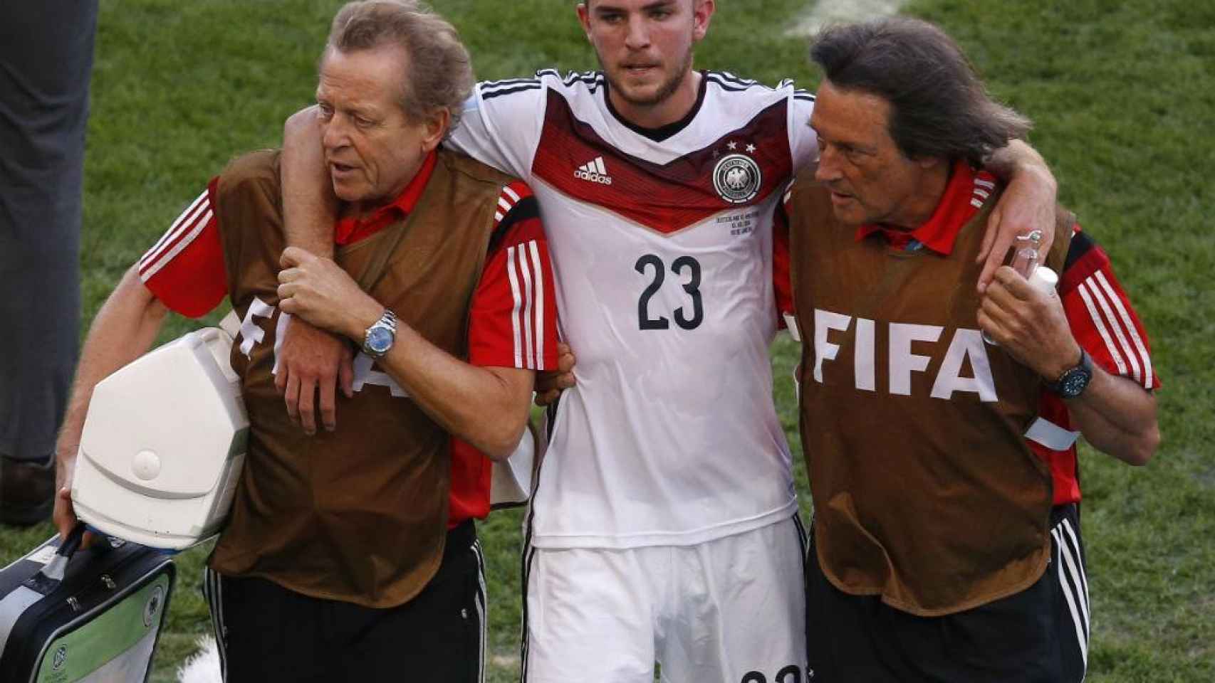 Christoph Kramer, retirándose de la final del Mundial de 2014 entre Alemania y Argentina