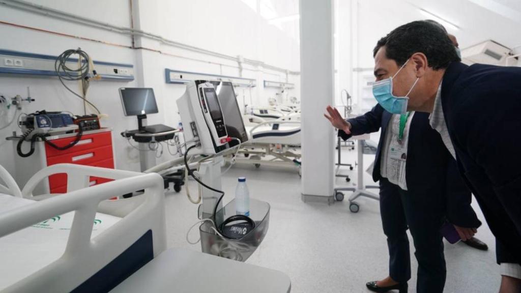 El presidente de la Junta de Andalucía, Juanma Moreno, durante una visita al hospital de Carranque.