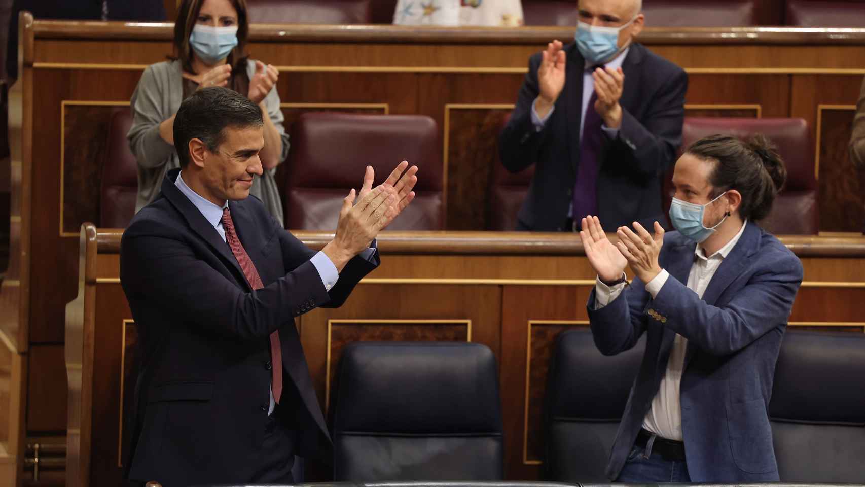Pedro Sánchez y Pablo Iglesias se aplauden mutuamente en el Congreso.