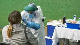 Una mujer es sometida a una prueba PCR en un dispositivo instalado en Vizcaya.