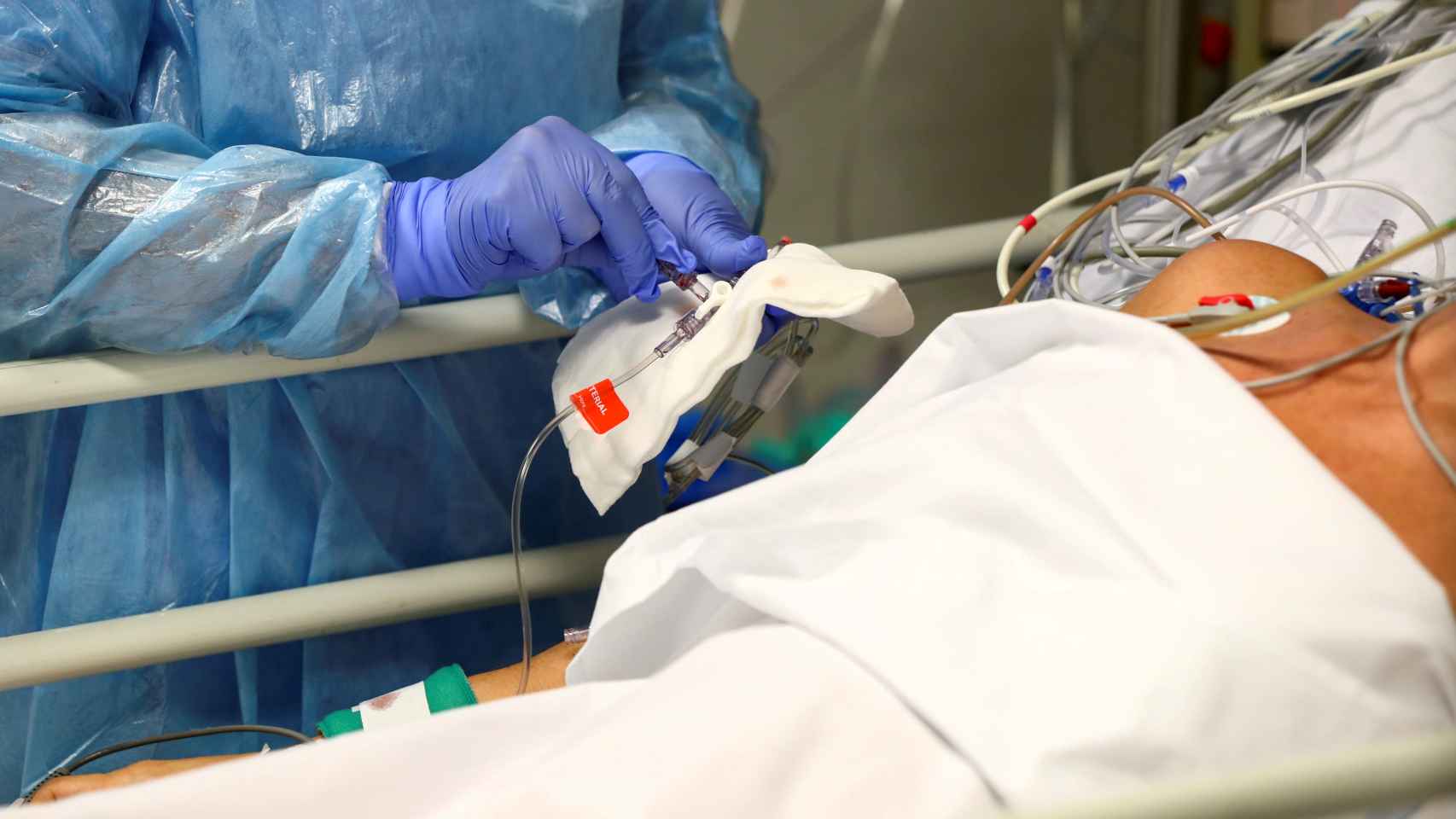 Un paciente de Covid-19 atendido en la UCI del Hospital Universitario Infanta Sofía de Madrid.