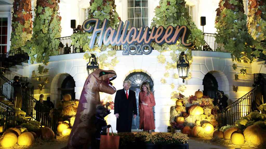 Melania y Donald Trump, a las puertas de la Casa Blanca más terrorífica.