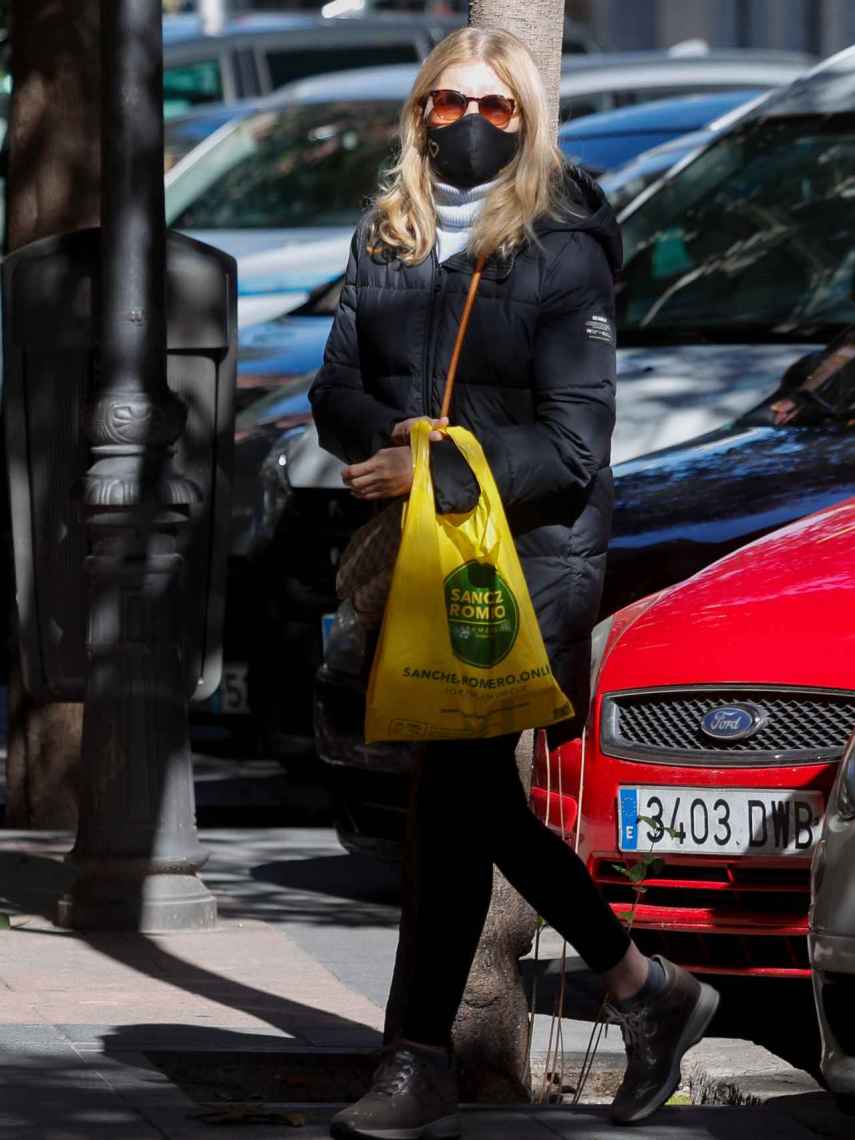 Marta Chávarri ha sido vista con una bolsa de supermercado en sus manos.