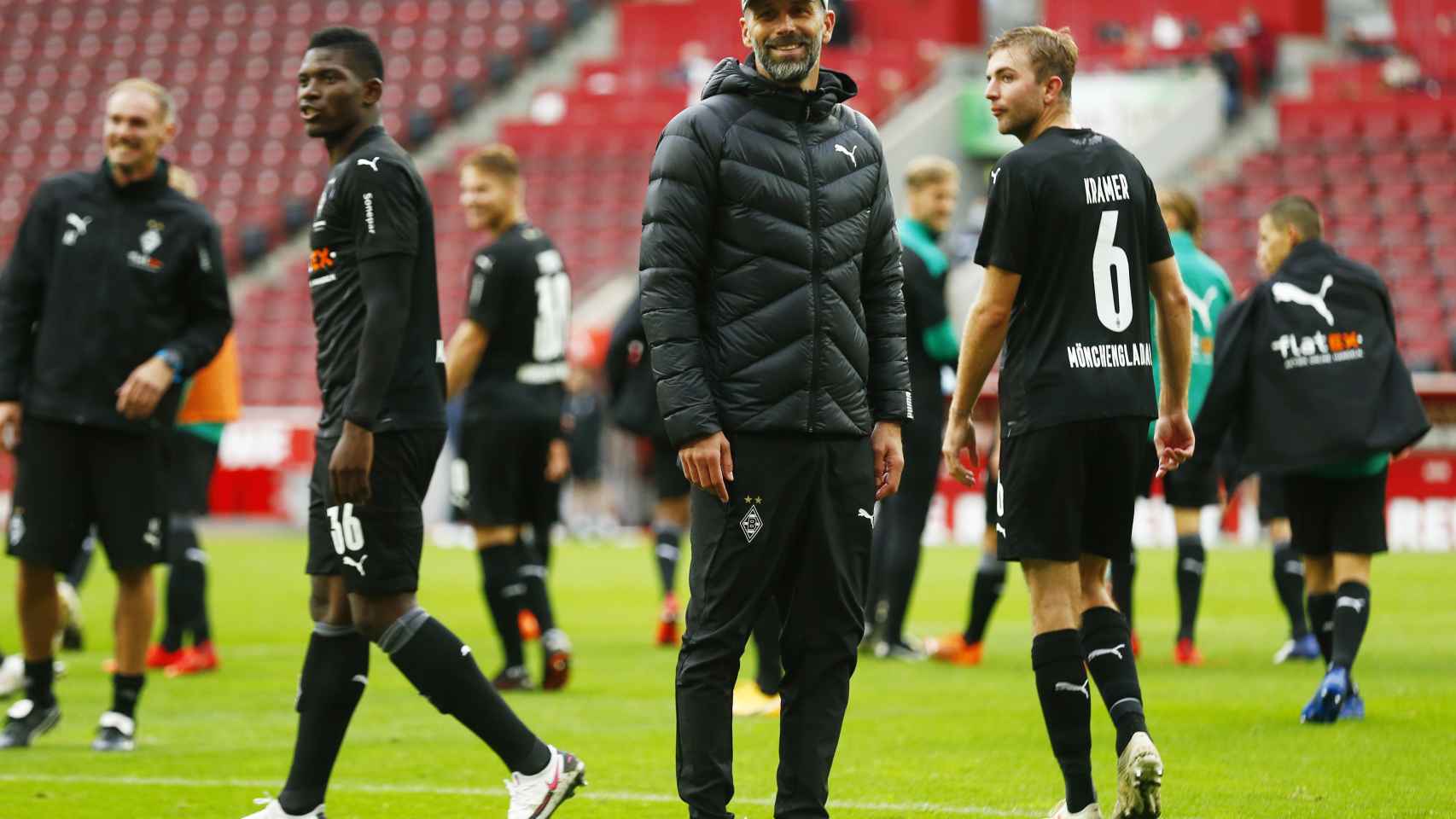 Marco Rose, entrenador del Borussia Monchengladbach, junto a sus jugadores