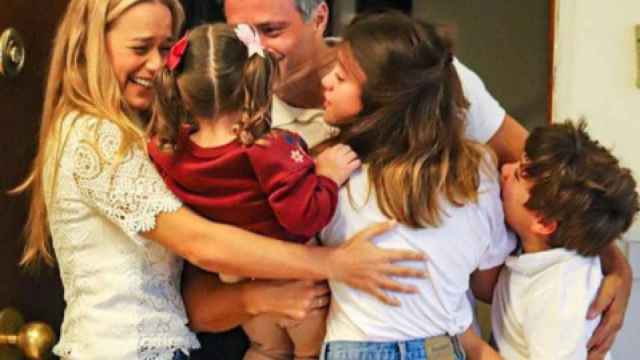 Leopoldo López abraza a su familia a su llegada a Madrid.
