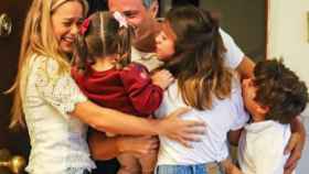 Leopoldo López abraza a su familia a su llegada a Madrid.