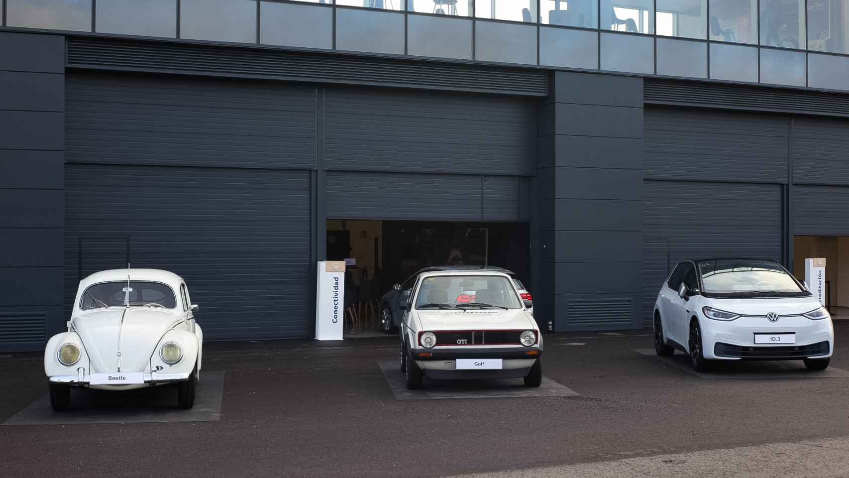 Tres iconos juntos: el Volkswagen Beetle, el Golf GTI y el ID.3.