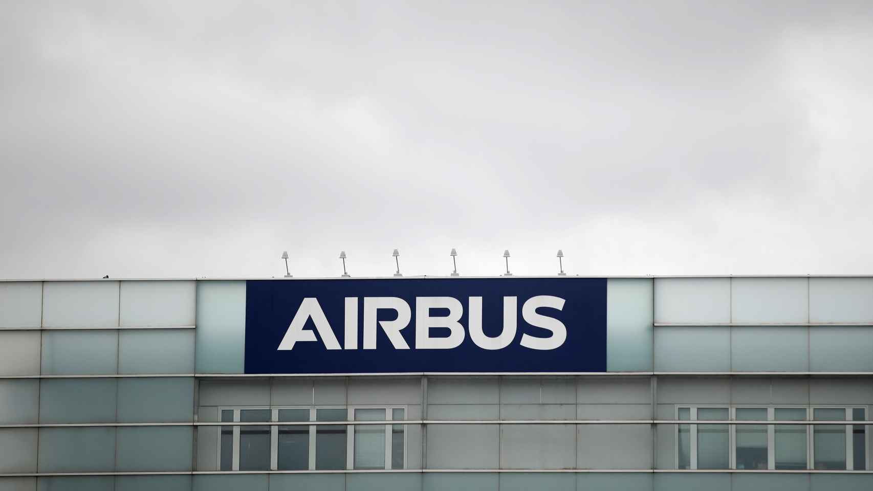 Logo de Airbus en la entrada a la factoría de Toulouse