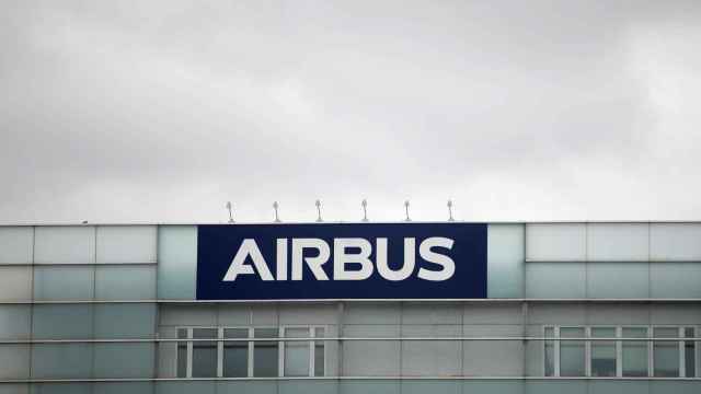 Logo de Airbus en uno de sus centros.