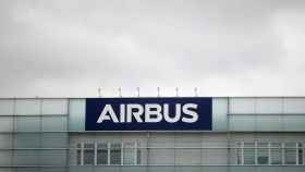 Logo de Airbus en uno de sus centros.