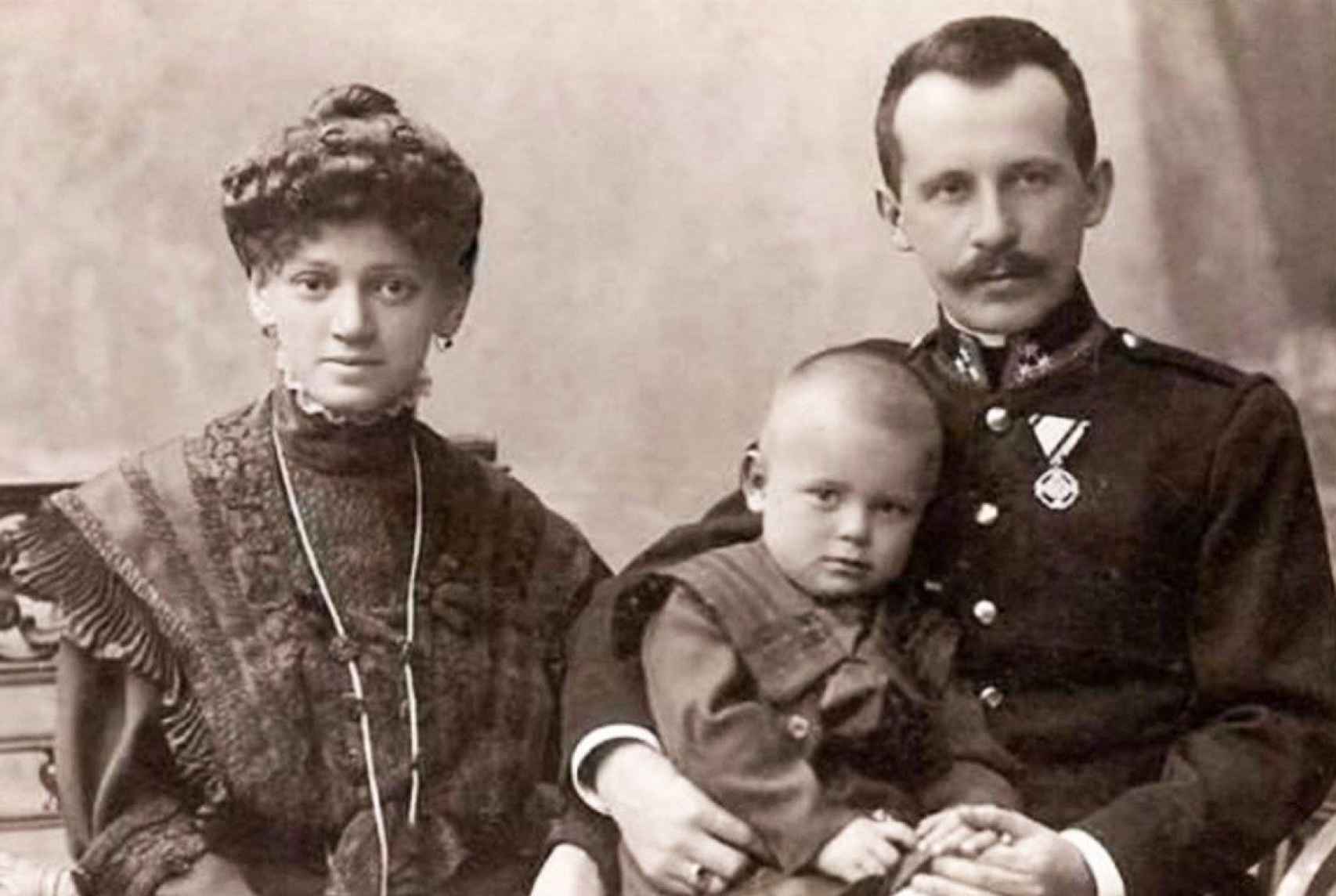 Karol Wojtyla con su madre y su padre, teniente en el 12º Regimiento de Infantería de Wadowice.