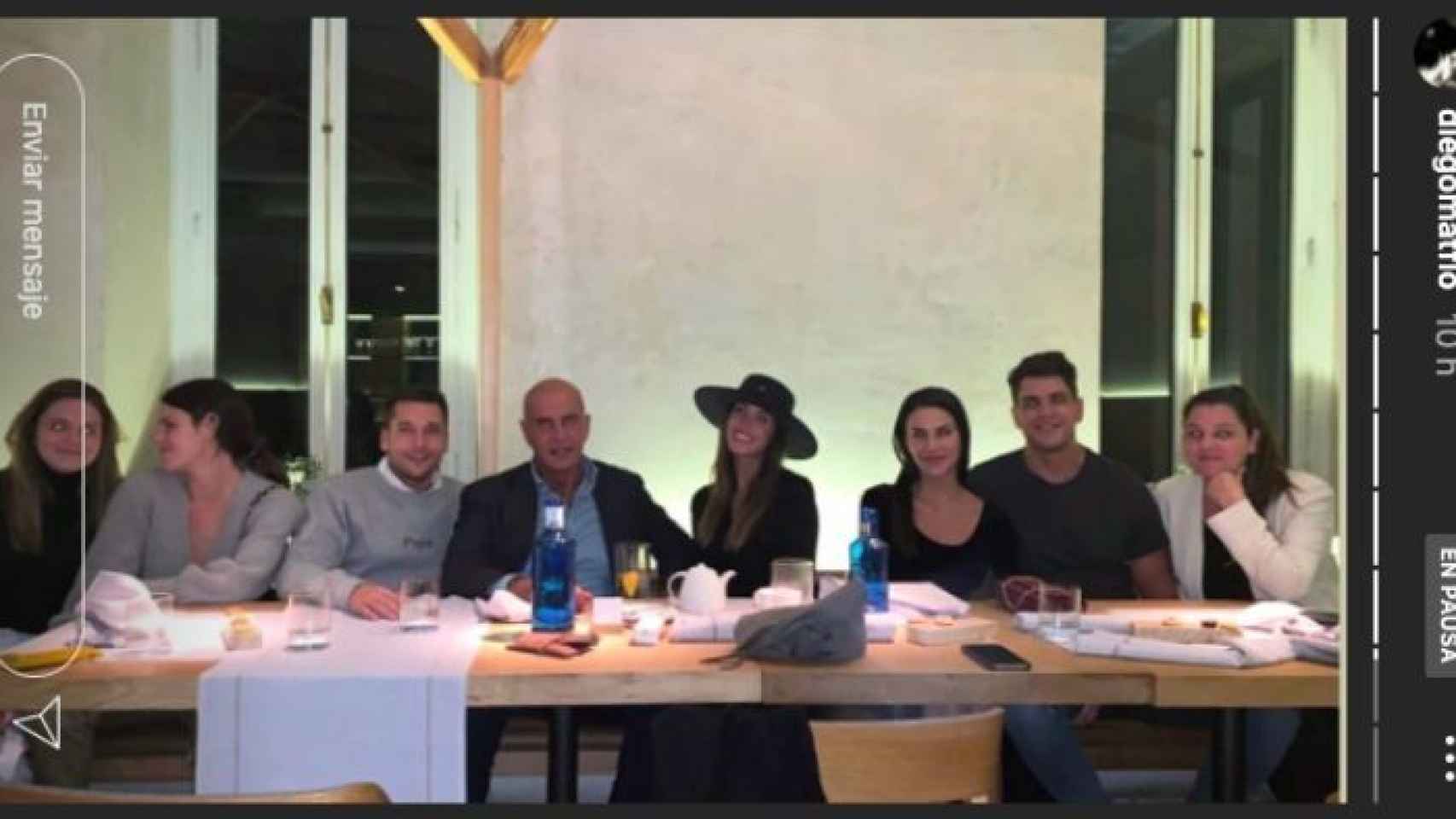 Kiko Matamoros cenando con sus hijos , Irene, Lucía,  Laura y Diego, las respectivas parejas de los dos últimos, Carla Barber y Benji Aparicio, y su novia Marta López.