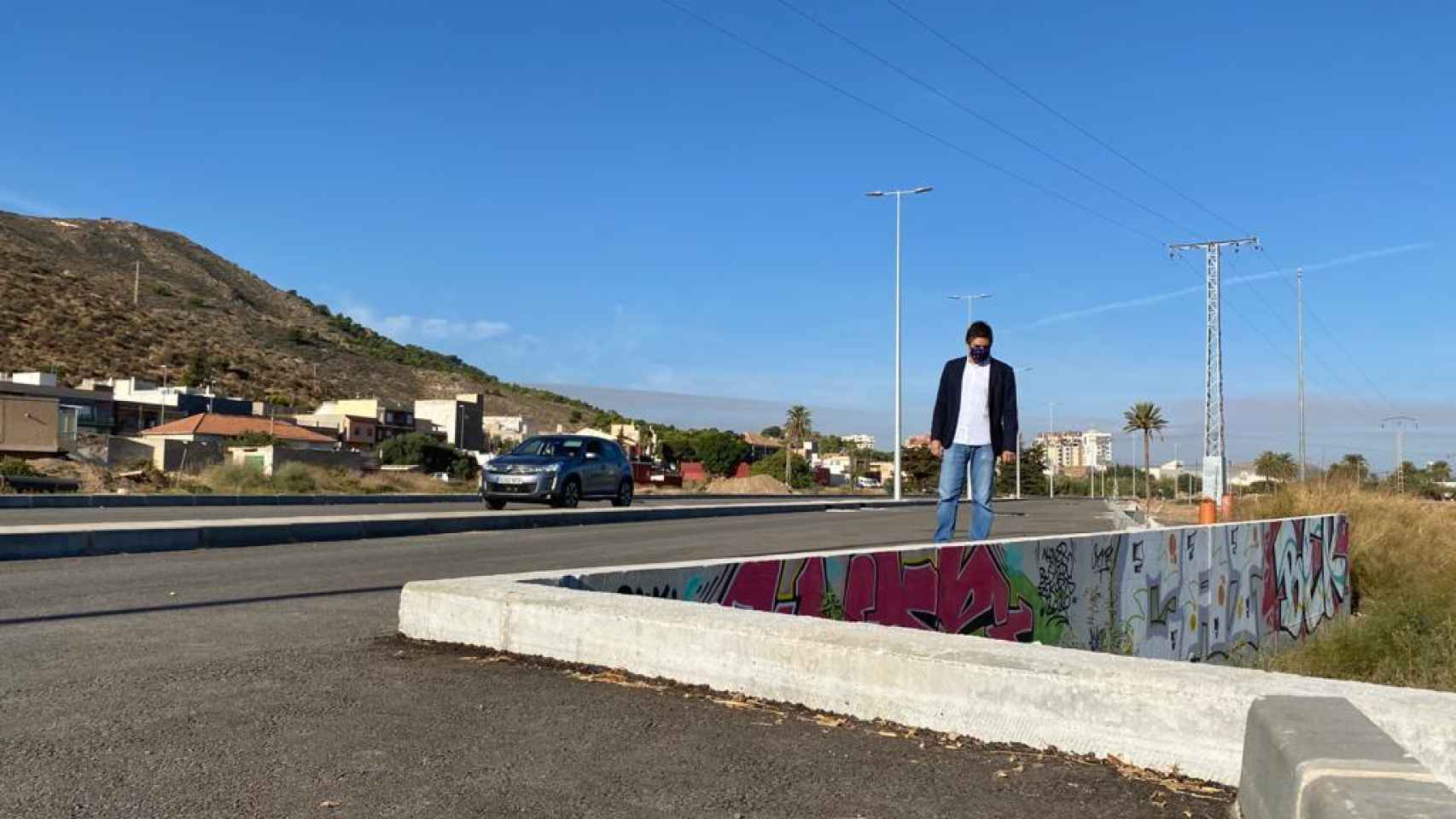 Jesús Giménez, portavoz adjunto de Movimiento Ciudadano, observando la 'esquina' construida dentro de la nueva carretera.