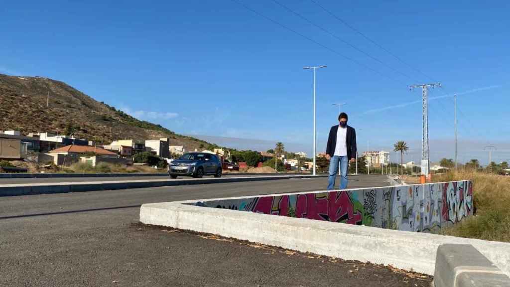 Jesús Giménez, portavoz adjunto de Movimiento Ciudadano, observando la 'esquina' construida dentro de la nueva carretera.