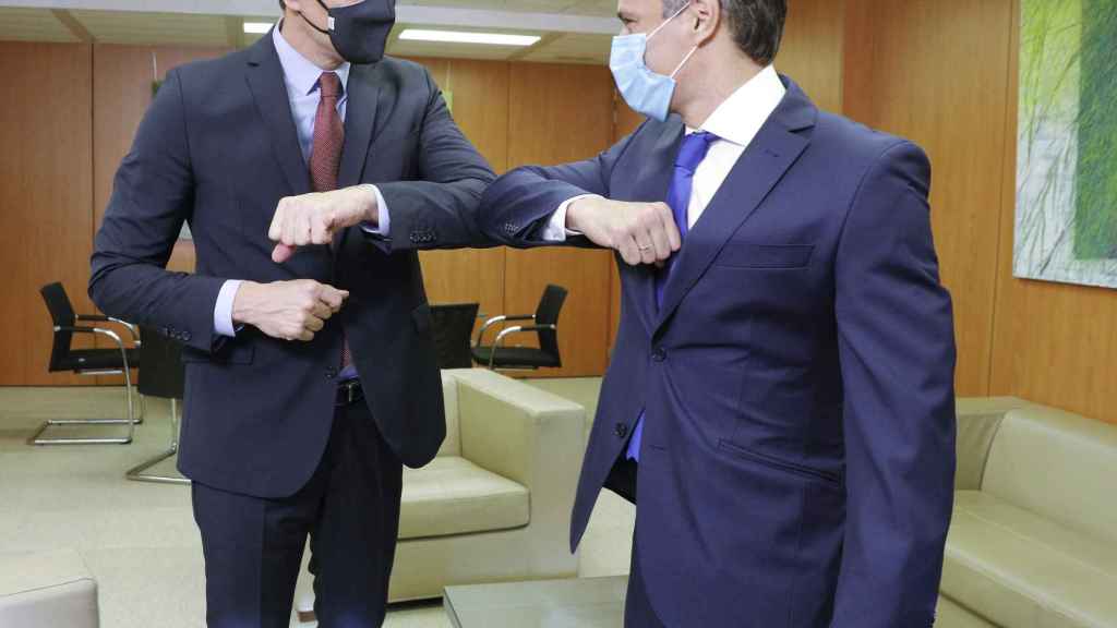 El presidente del Gobierno y secretario general del PSOE, Pedro Sánchez (i) y el opositor venezolano Leopoldo López.