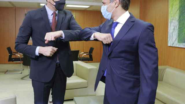 Pedro Sánchez, presidente del Gobierno y secretario general del PSOE, recibe al opositor venezolano Leopoldo López.