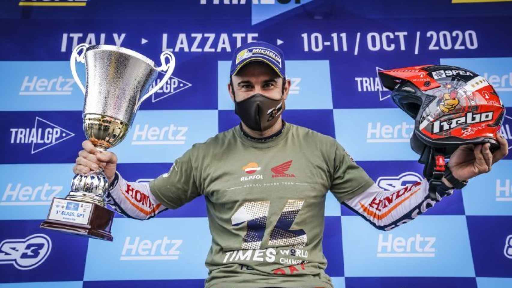 Toni Bou celebra su vigésimo octavo título de campeón del mundo de trial en Lazzate, Italia.