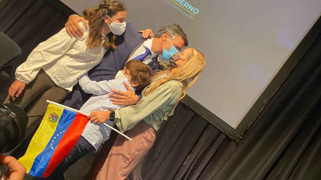 Leopoldo López besa a su mujer, Lilian Tintori, rodeado de sus hijos Manuela y Leopoldo.
